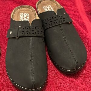 Soft comfort clogs size 7